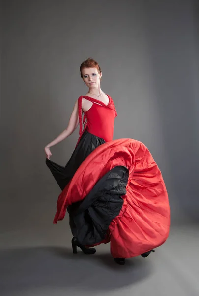 Flamenco Danser Swinging Rok Een Grijze Achtergrond — Stockfoto