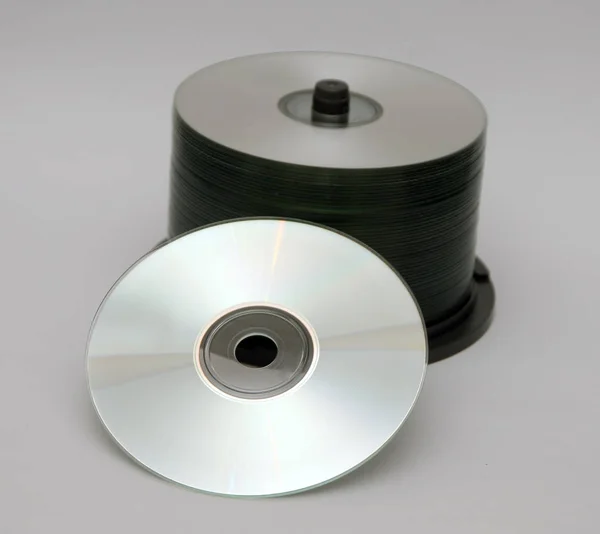 Beyaz Arka Planda Yalıtılmış Kompakt Disklerden Oluşan Bir Raf — Stok fotoğraf