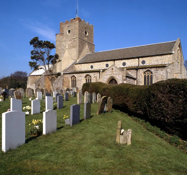 Iglesia Inglesa Situada Campo Con Cementerio Seto Que Conduce Entrada — Foto de Stock