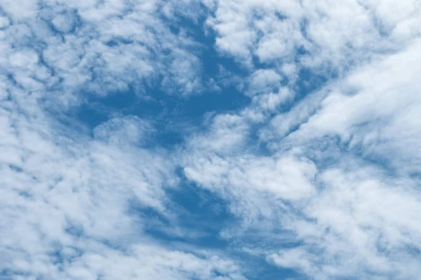 Branco Heap Nuvens Céu Azul Fundo — Fotografia de Stock