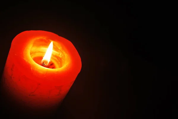 Kerze Dunklen Raum Weihnachtskerze Vor Schwarzem Hintergrund — Stockfoto