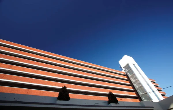 Norwich Composición Gráfica Aparcamiento Con Cielo Azul Profundo Escalera Blanca — Foto de Stock