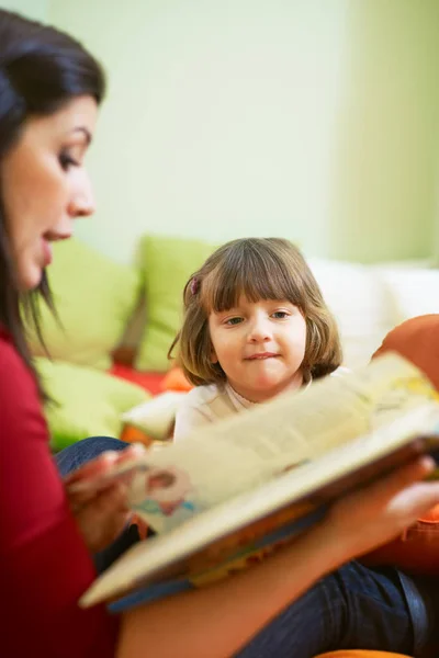 Jahre Mädchen Hören Märchen Kindergarten Vertikale Form Kopierraum — Stockfoto