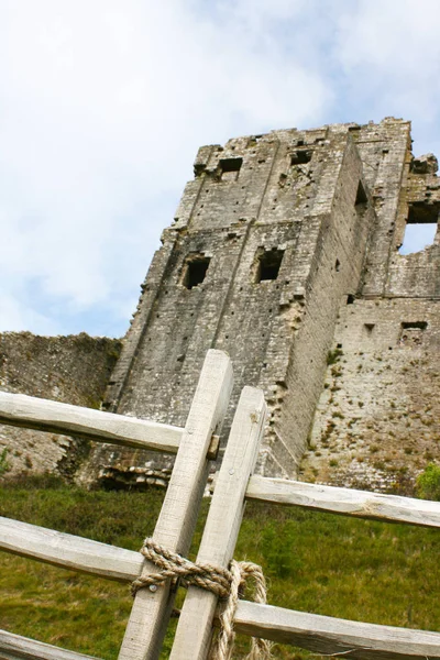 Castillo Corfe Dorset Disparó Ángulo Bajo Con Foco Una Puerta — Foto de Stock