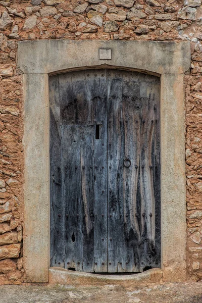 Alte Holztür Ziegelmauer — Stockfoto