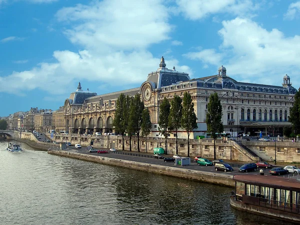 세이강에서 프랑스 파리의 유명한 박물관 도르세이 — 스톡 사진