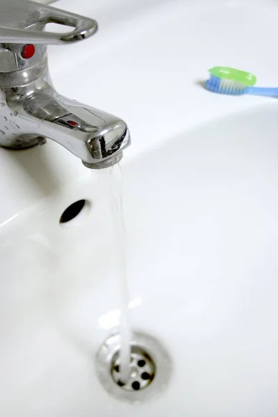 Spazzolino Con Pasta Pulizia Dei Denti Sullo Sfondo Del Lavabo — Foto Stock