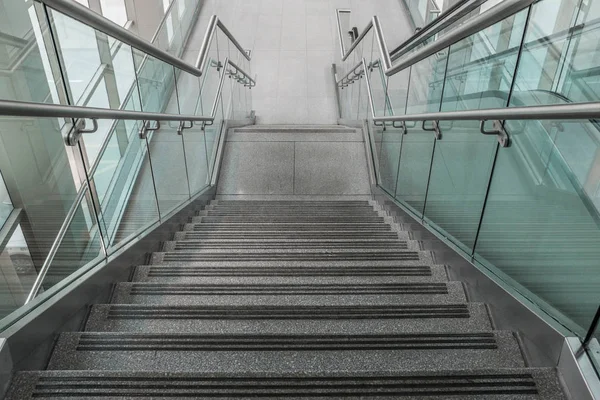 Шаблон Нескольких Ступеней Гранитной Лестницы Стеклянными Перилами — стоковое фото
