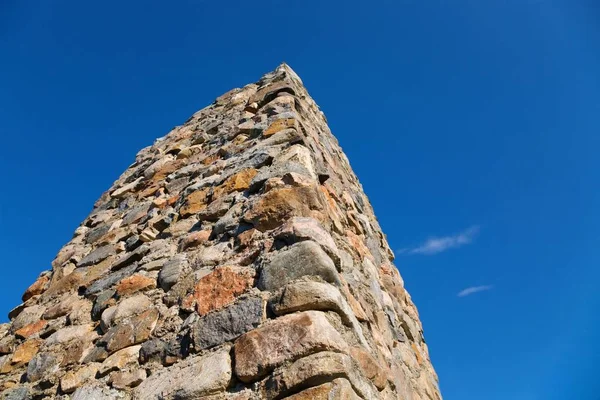 Colonna Pietra Uno Sfondo Del Cielo Blu — Foto Stock