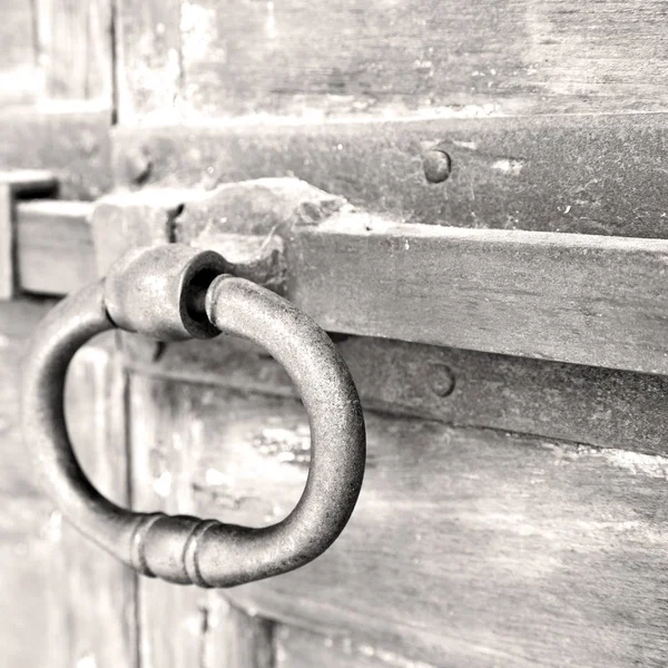イタリア アンティーク茶色閉めるとさびた錠前クローズ アップで古いヨーロッパ — ストック写真
