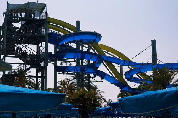 Bunte Wasserrutsche Aquapark — Stockfoto