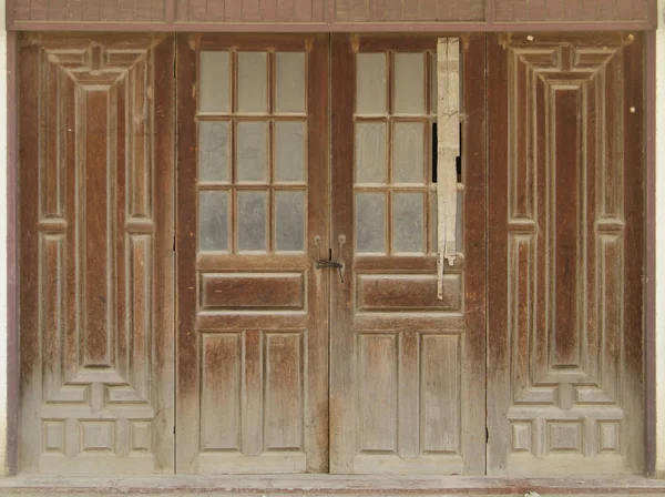 壊れた窓が付いている古い ほこりっぽい木製の入り口のドア — ストック写真