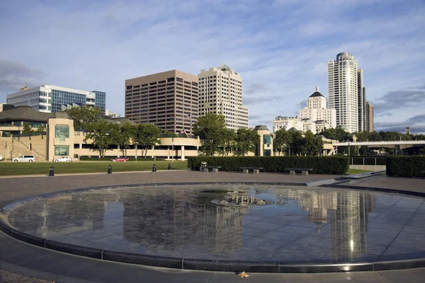 Centrala Milwaukee Återspeglas Fontän — Stockfoto