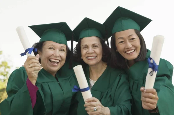 Laureati Sorridenti Che Tengono Loro Gradi — Foto Stock