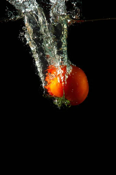 Frisches Tomaten Euterwasser Auf Schwarzem Hintergrund — Stockfoto