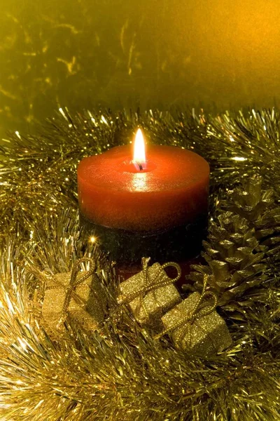 Χρυσά Και Κόκκινα Χριστουγεννιάτικα Στολίδια Κερί Στολίδια Πούλιες — Φωτογραφία Αρχείου