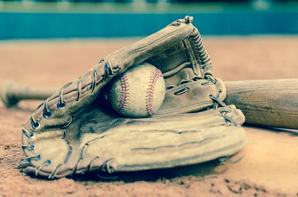 Beisebol Tradicional Com Bola Luva Morcego Base Campo Parede Exterior — Fotografia de Stock