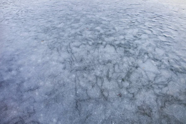 異なるパターンと波を持つ凍った湖の厚い氷 — ストック写真