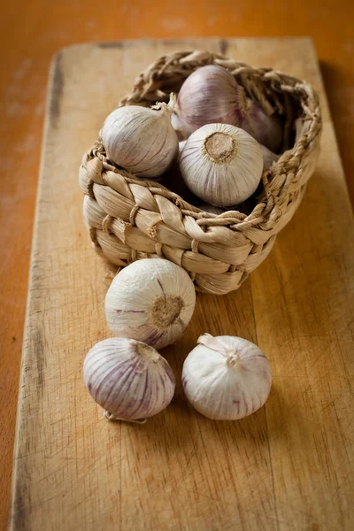 Garlic Cutting Table — Stock Photo, Image