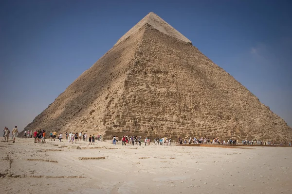 カフラーのピラミッドはギザの古代エジプトのピラミッドの2番目に大きいです — ストック写真