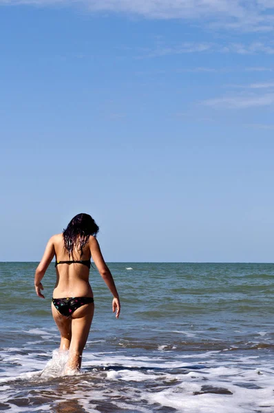 Дівчина Безлюдному Пляжі Бухті Еквадорі — стокове фото
