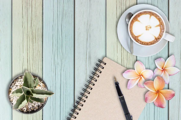 Cacto Caneta Tinteiro Flores Café Latte Sobre Mesa Madeira Conceito — Fotografia de Stock