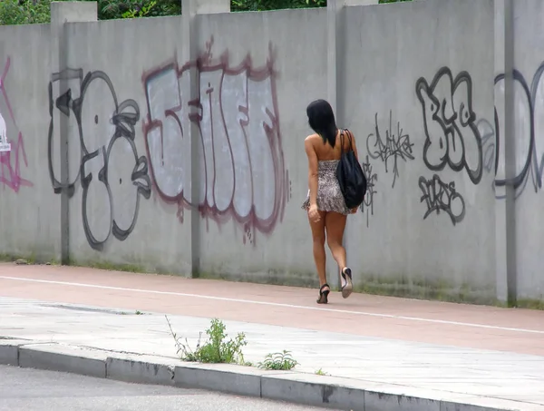 Menina Sexy Andando Rua — Fotografia de Stock