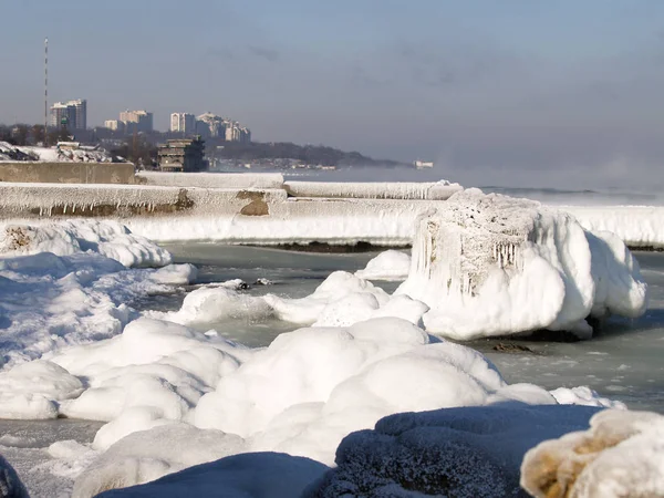 日の出時の氷の石を持つ海岸線 — ストック写真