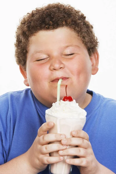 Overgewicht Jongen Drinken Melk Schudden Ogen Gesloten Vooraanzicht — Stockfoto