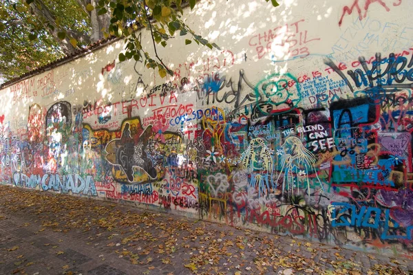 488 Mala Strana Ściana Graffiti Gdzie Ludzie Całego Świata Podpisują — Zdjęcie stockowe