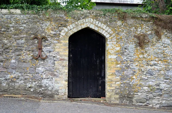 Antigua Puerta Madera Negra Rodeada Piedra Envejecida Histórica Ciudad Arundel — Foto de Stock