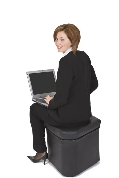 Empresária Sentada Pouffe Com Laptop Colo Olhando Para Trás Sobre — Fotografia de Stock