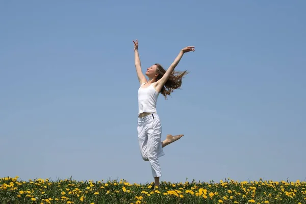 Natuurlijke Schoonheid Jonge Vrouw Zomer Witte Kleren Dansen Een Bloeiende — Stockfoto