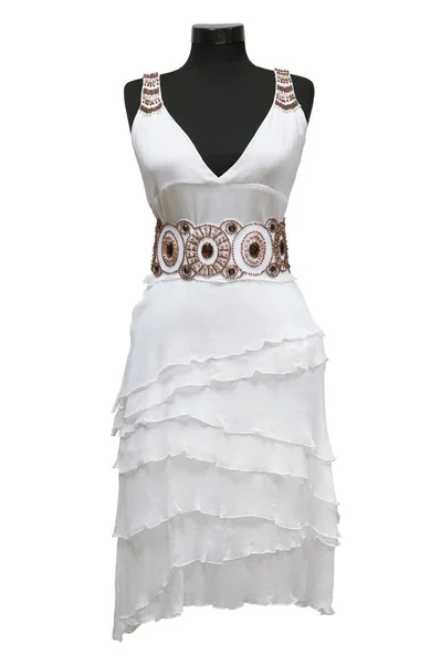 Weißes Frauenkleid Mit Perlen Auf Weißem Hintergrund — Stockfoto