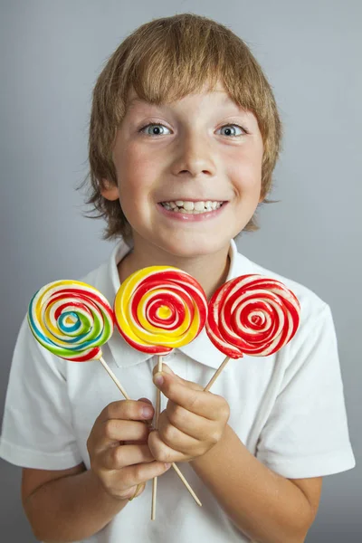 Kind Jongen Eten Lollipop Geïsoleerd — Stockfoto