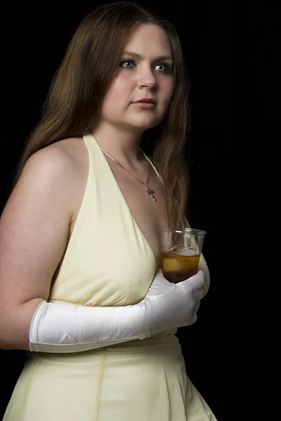 Tiener Meisje Gele Avondjurk Met Een Drankje Haar Hand — Stockfoto