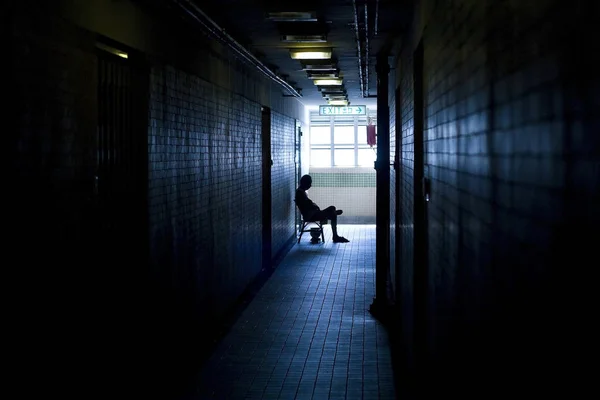 Bir Binada Koridorda Oturan Adam — Stok fotoğraf
