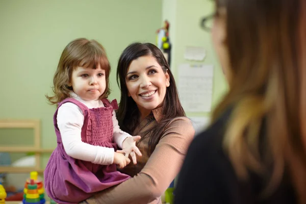 Kaukasische Lehrerin Und Mutter Mit Baby Kindergarten Horizontale Form Fokus — Stockfoto