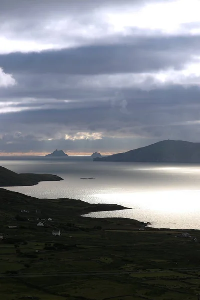 Vista Panorámica Las Rocas Skellig Irlanda Con Montañas Contra Hermoso —  Fotos de Stock