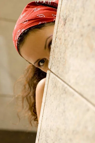 Mujer Pañuelo Rojo Mirando Detrás Wal — Foto de Stock