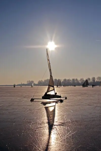 伝統的なオランダ語 オランダのGouwzeeで寒い冬に氷のセーリング — ストック写真