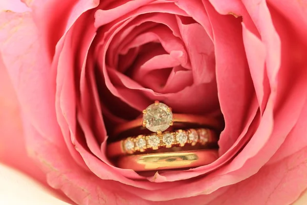 Diamond Wedding Rings Plain Band Pink Rose — Stock Photo, Image