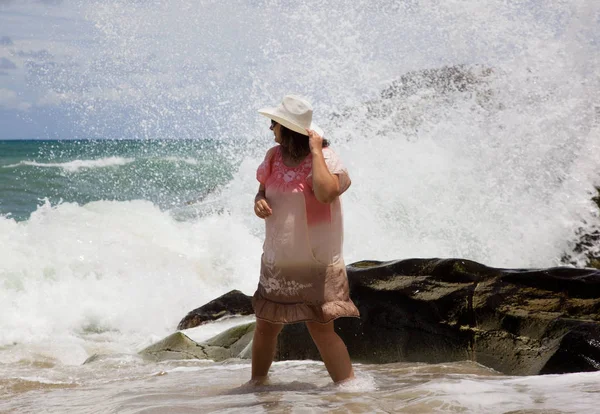 Señora Del Sombrero Blanco Ola Playa Tailandia Phuket —  Fotos de Stock