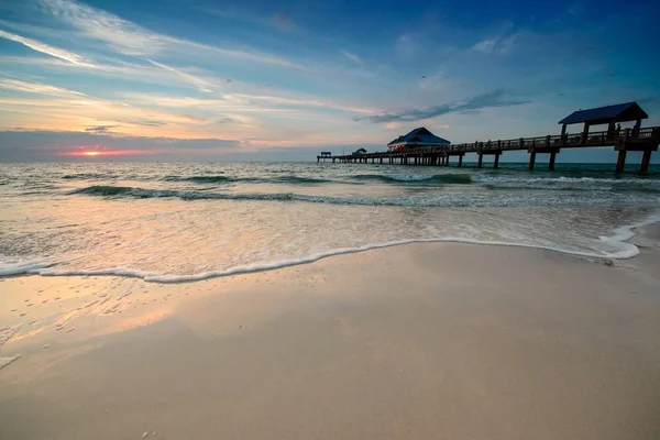 Sonnenuntergang Der Nähe Von Pier Einem Klaren Strand Florida Usa — Stockfoto
