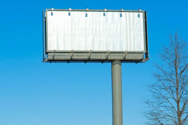 Κενό Billboard Ενάντια Ένα Μπλε Ουρανό — Φωτογραφία Αρχείου