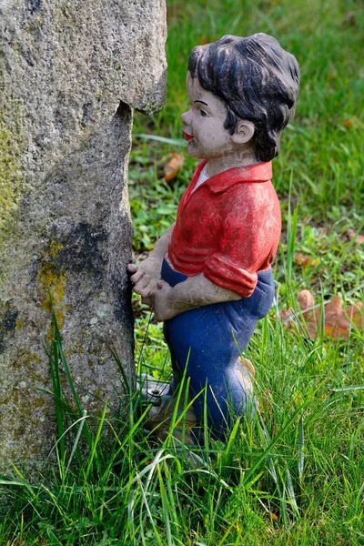 Gnomo Jardín Niño Pequeño Pie Junto Árbol — Foto de Stock