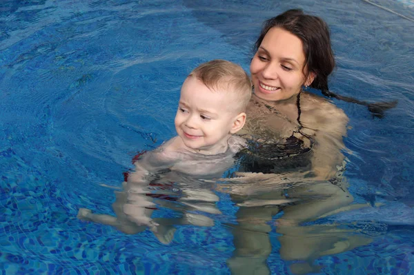 Mama Met Zoon Baden Zwembad — Stockfoto