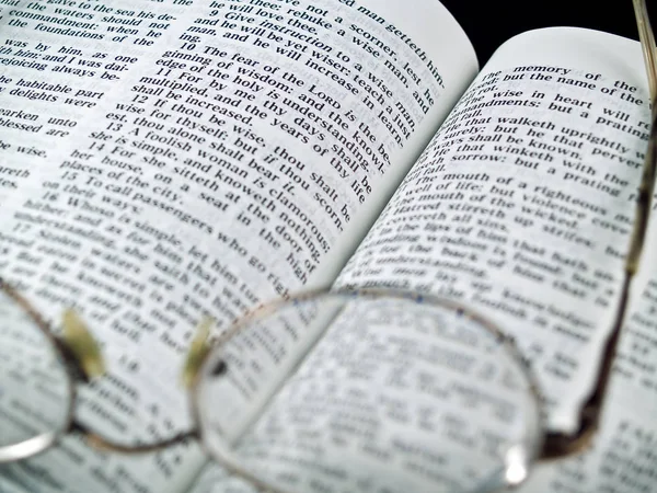 Αγία Γραφή Που Άνοιξε Στο Βιβλίο Της Παροιμίες Γυαλιά — Φωτογραφία Αρχείου