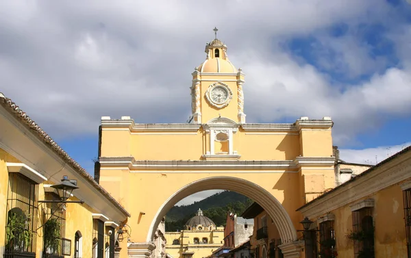 Arco Amarelo Antiga Capital Guatemala Sobre Céu — Fotografia de Stock