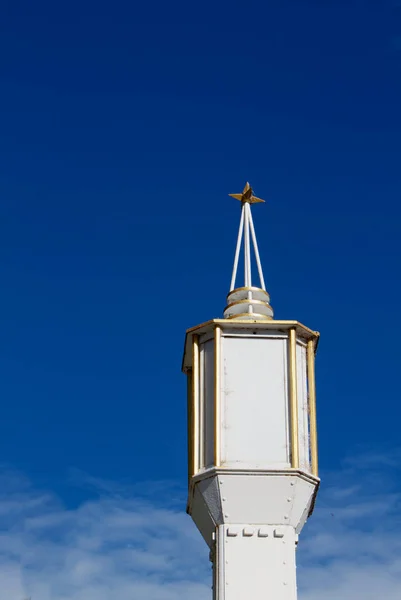Decco Lámpara Blanca Dorada Con Estrella Parte Superior Contra Cielo — Foto de Stock